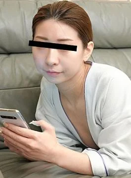 10-081124-01 Blowjob while playing video games on smartphone