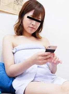 10-110324-01 Busy girl gives vacuum blowjob while messaging